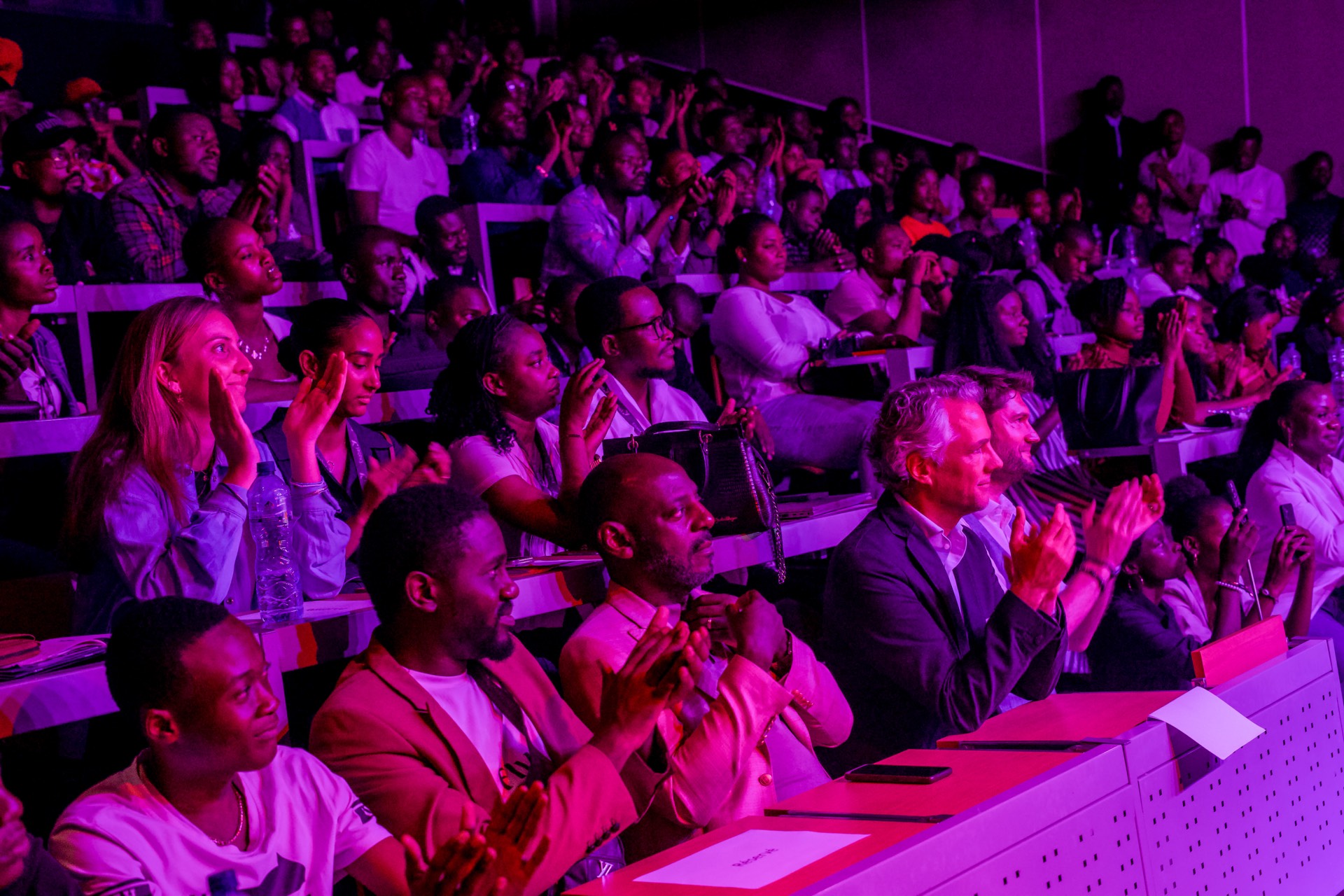 Le public des Innovation Days debout, en train d'applaudir