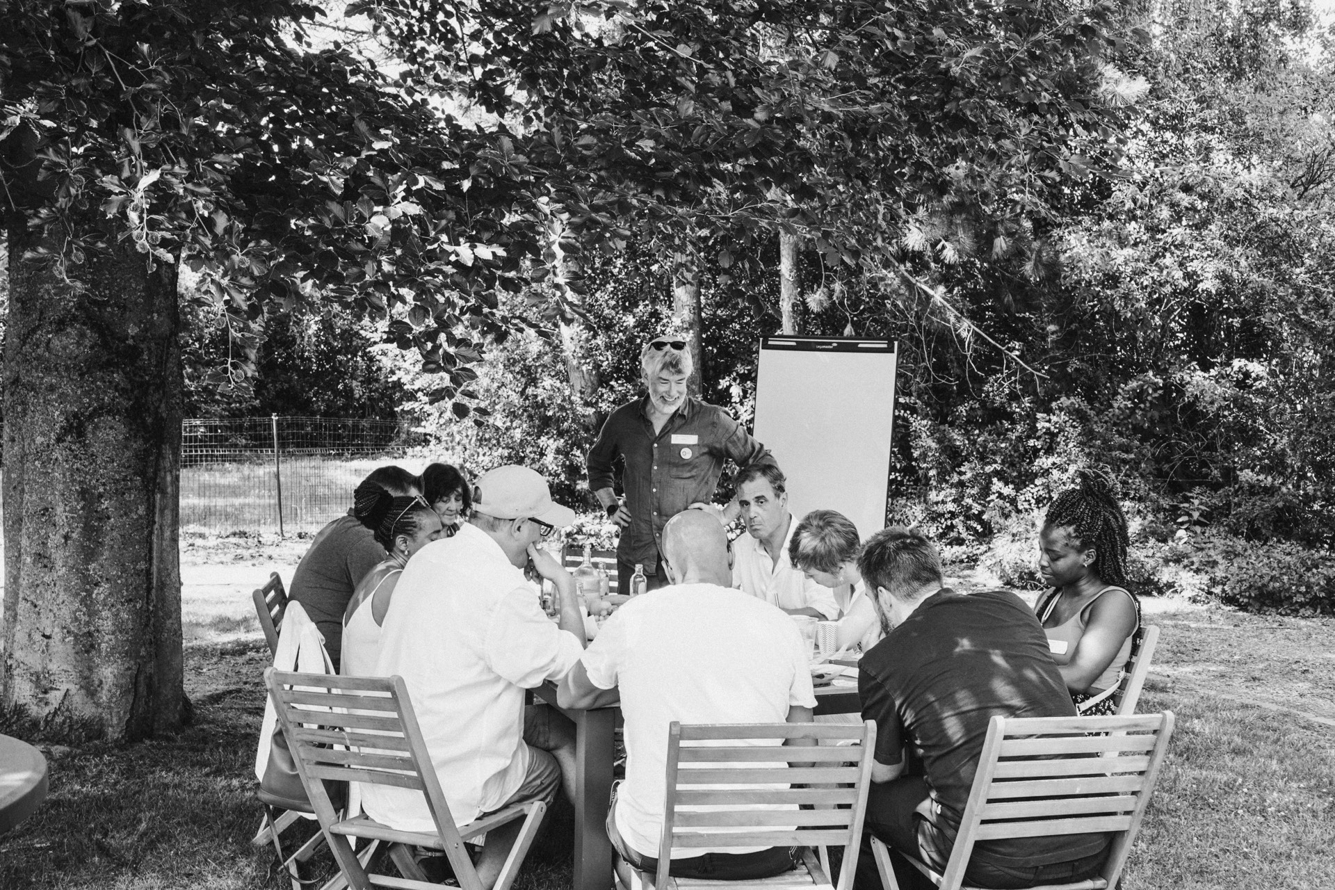 Atelier en plein air : l'équipe et les acteurs locaux autour d'une grande table
