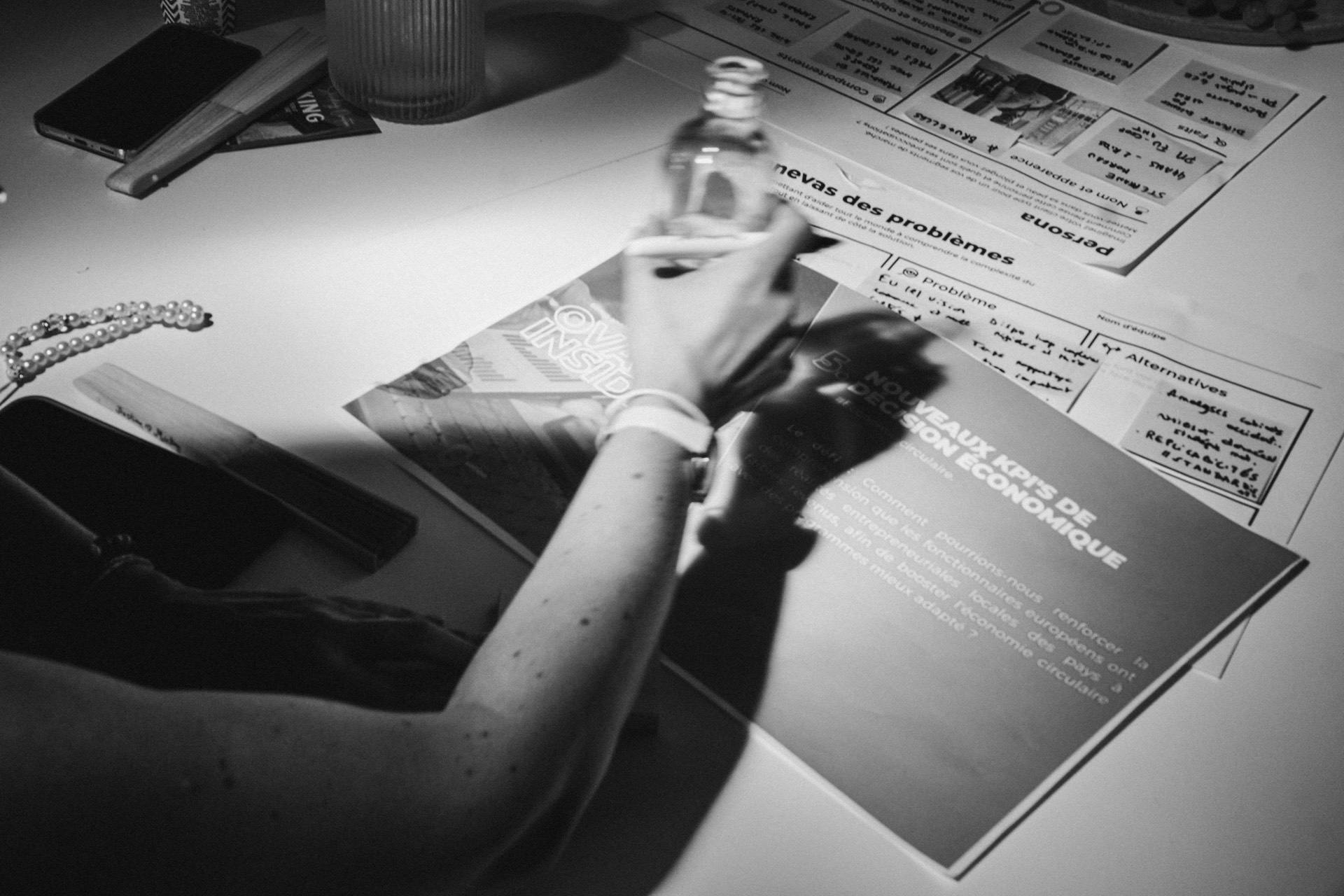 Des mains au travail sur un atelier, brochure économie circulaire posée sur la table